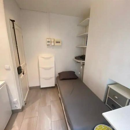 Small Studio Near Eiffel Tower Paris Bagian luar foto