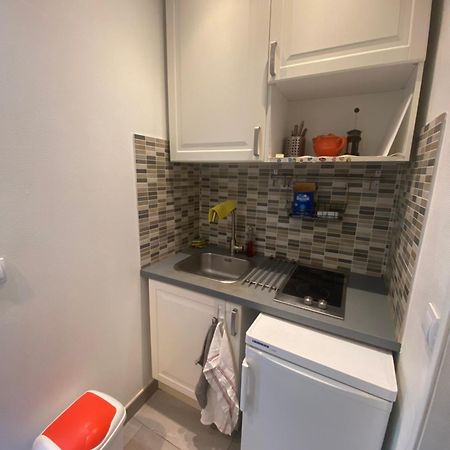 Small Studio Near Eiffel Tower Paris Bagian luar foto