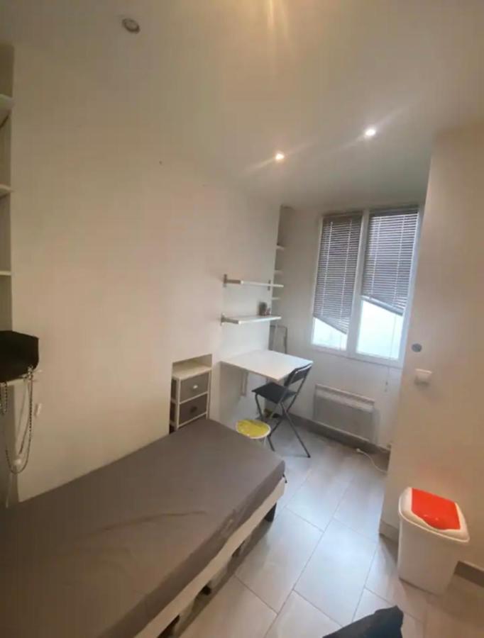 Small Studio Near Eiffel Tower Paris Bagian luar foto