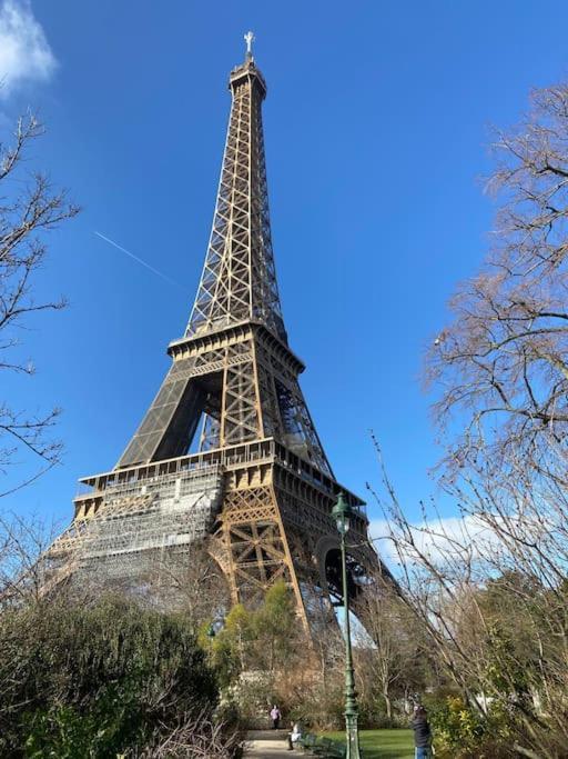 Small Studio Near Eiffel Tower Paris Bagian luar foto