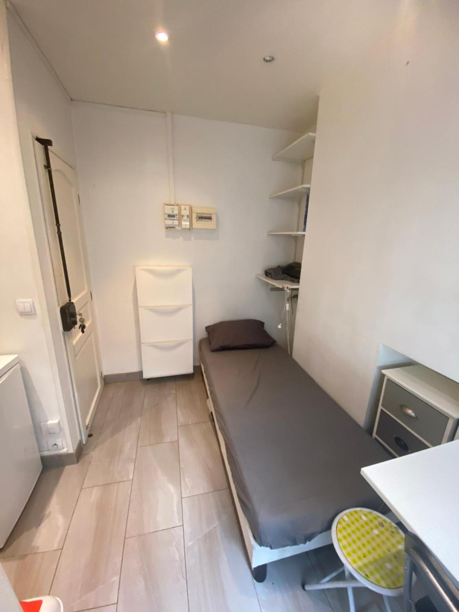Small Studio Near Eiffel Tower Paris Bagian luar foto